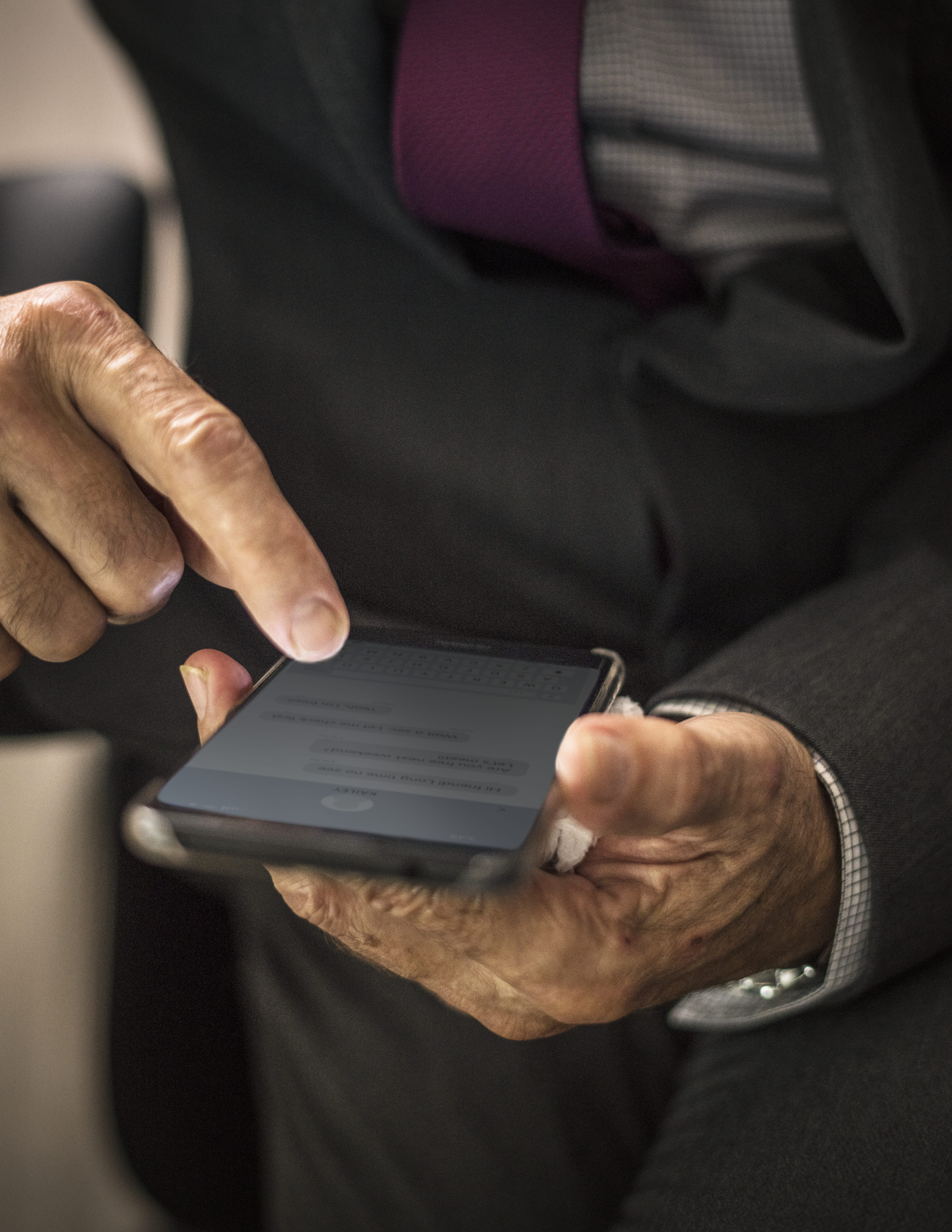 Homem de negócios usando telefone móvel
